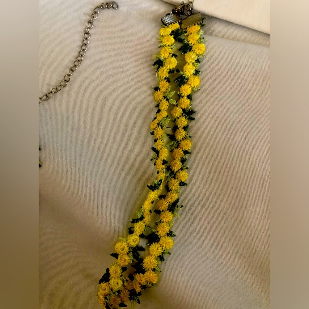 Brand new never worn fabric Lacey choker